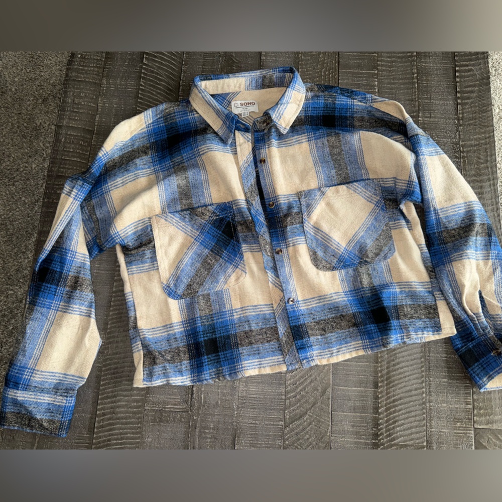 Women’s cropped button down flannel